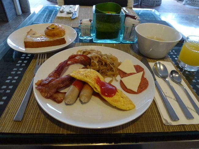 一応ホテルの朝食を。<br />エッグステーションとパンケーキ・フレンチトーストを作ってくれます。<br />料理の数はそんなに多くないけれども、まあまあ美味しかったです。