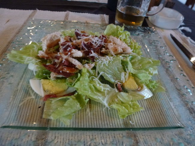 人気のシーザーサラダ。<br />40,000IDR。<br />ドレッシングはあまりおなじみのシーザーサラダの感じではなかったけど、チキンがたっぷり入っていてとても美味しかったです。<br />