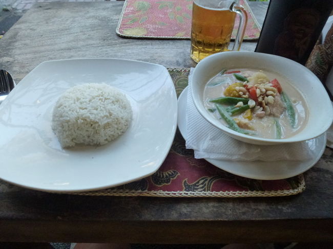 続いてマッサマンカレー。<br />40,000IDR也。<br />世界で一番おいしい料理との事です。<br />タイに行ったときに食べてから、虜になっています。
