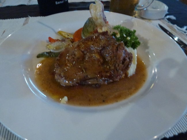 フィレステーキのSURF AND TURF。<br />85,000IDR也。<br />ミディアムレアでお願いしました。