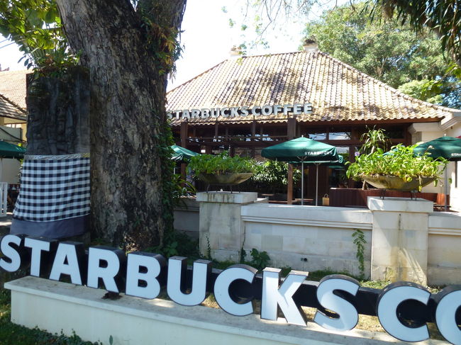 サヌールにも当然スタバがあります。<br />お店もなんとなくバリ風です。