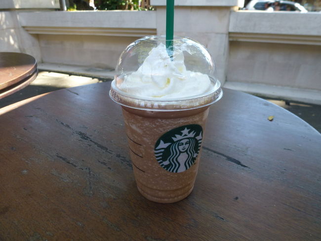 ダークモカフラペチーノのグランデサイズで63,000IDR。<br />スタバはどこでもほぼ日本なみのお値段です、不思議やな～。