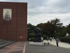 翌日は山梨県立美術館に寄りました。
こちらも昔行ったことがあります。
なかなか見応えある美術館なので好きな場所です。
ミレーの種をまく人を見たあと、外に出るとポケを狩る人がたくさんいました。ある意味アートな世界。