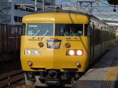 岡山の一駅手前、北長瀬で下車
後続の福山発岡山行きの快速サンライナー（117系）が通過していきました。
まっ黄色に塗りたくられて少々かわいそうです