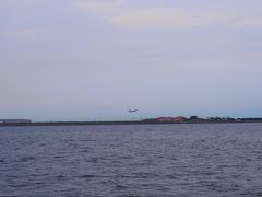 左に見えるのは神戸空港です。
丁度、スカイマークが離陸していくところでしたよ。
神戸空港に帰ってくる時には上空からポートタワーとか海洋博物館とか明石海峡大橋も見えてるんですよね。