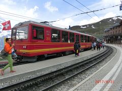 クライネシャイデック駅で赤色のユングフラウ鉄道 Jungfrau Railway に乗り換えます。
