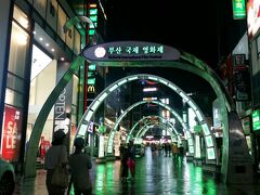 チャガルチのメイン通り？
日中は気づかなかったけど
夜はキレイデスネ