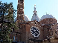 後ろ側から　歩いてきたみたいです。
サンタントニオ聖堂・Sant'Antonio

ガイドとかみると　いろいろな名前が　とら４は　セント（サンタ）を　聖と訳してるから聖アントニオ寺院ね。