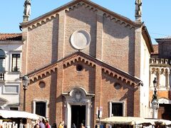 Oratory of San Giorgio　サン　ジョルジョ礼拝堂
中はいらず。。

１３７７年ぐらいの建物