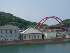 原城温泉に宿泊して、島原半島の南端の口之津港へ。ここからフェリーで天草にわたる（1時間）。　船の便はたくさんあるので、近くの口之津歴史民俗資料館へ（写真）。　訪れる人も少なく、じっくりのんびり見学。
　フェリーで、有明海を渡り（30分、3000円弱）、鬼池港へ上陸。さあ天草だ。
フェリーの待合で、天草の地図や資料をたくさんもらって苓北町の富岡城へ向かう。