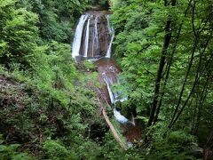 滝が二段になっているのが分かる。岩肌が赤いのは、鉄分を含んだ温泉水が流れ込んで、酸化された水酸化鉄が沈殿しているからだそう。