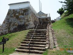 30分ほどで、富岡城に到着。立派に再建されていて、島原城より豪華。冷房もばっちり。苓北町や天草市は豊かなのかな…。ここなら外国人に見せてもいいな。

　ビジターセンターを見学。ここが天領になっていた理由がよくわかりました。