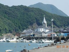 富岡城から南へ快適なドライブ。昔は厳しい道だったろうけど、トンネルや国道の開通で、運転に不安はない。
　いつものクセで、旧道に入ってしまう。荒尾岳の遠見番所にたどりつく。異国船をいち早く発見するために設置された番所。狼煙をあげて外国船の接近を長崎に知らせるらしい。
　景色は最高。あまり人が訪れている雰囲気ではないが、地元の方々が、一生懸命草刈りをして手入れされていたのが印象的。
　もっと海岸線を眺めていたかったが、次の目的地、崎津教会へ。明治なって作られた教会だが、漁港と一体になっている感じが自然でよい。
　本当の教会なので、特に観光施設はなく、周囲の漁村をぶらつく。