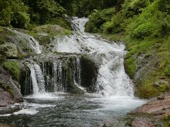 階段を降りておしどり隠しの滝へ。ここは明治温泉旅館のすぐ脇で、車でも来れるので他にも観光客がいた。