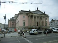 朝の散歩で訪れる予定だったベルリン国立歌劇場。
2年前も工事中でしたが、いまだに工事が完了していません。