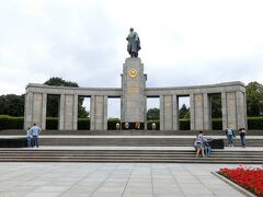 ティーアガルテンの一画に設けられているソビエト顕彰碑。
ティーアガルテンは元皇帝の狩猟場だったところで、ベルリンで最も大きな公園です。
その一角にソビエト顕彰碑（戦勝記念碑）が作られていました。
このような戦勝記念碑は、ソ連軍がドイツ占領下から解放した東欧の都市に建てられています。
ウィーンは東欧諸国ではありませんが、ソ連軍が多大な犠牲を払ってドイツ軍から解放したので立派な戦勝記念碑が建てられています。