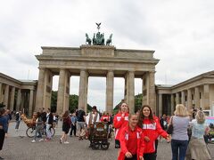 ブランデンブルグ門に到着。ガイドさんからブランデンブルグ門を取り巻くベルリンの壁について説明があり、その後３０分の自由行動。