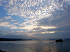 宍道湖の夕日を見にでかける。日本一ともうたわれる美しさなんだとか。でも、見ての通り雲が多く…。これが限界だった…(>_<) 