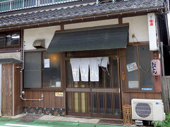 牛骨ラーメンの店「すみれ」でランチ。

ツレの親戚が以前鳥取にいたので、子供の頃食べたことがあり、当時衝撃を受けたんだそうで、ぜひとも今回食べたいとの希望があった。衝撃の受けた店はどこだったのかはわからないそうだが。