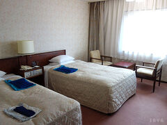 この日お世話になる「ホテル一畑」にチェックイン。

禁煙ルームが取れなかったので、消臭スプレー対応だったのだけど、うん、めっちゃタバコ臭い（笑）消臭してなんとかなるレベルじゃないのよね。空調が繋がってるから仕方がないのかもしれないけどフロア全体が臭う。 

タバコ以外は問題なしだし、立地の良さや温泉大浴場があったりといいところもたくさんあるのだが。