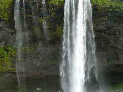 他の滝に見とれていたら、目的の滝「Seljalandsfoss(セリャラントスフォス)」。
滝の裏側へ行きます。