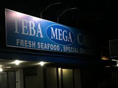たくさんのお店が立ち並ぶなか、こちらのMEGAに入ることにしました。
お隣のMenegaが有名だけど、すごい団体さんが入ってたので避けました。
水槽からエビやら大振りのお魚やらイカやら選んで調理をお願いします。
