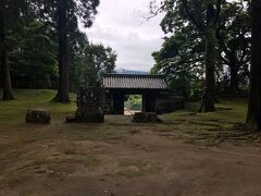 旧本丸跡到着。
城門の向こうには野球のグラウンドがあって、子供たちの声が静かな城内に響き渡ってました。
