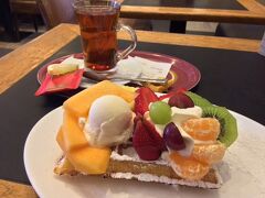 デジレに着きました。
オリジナルワッフルを下さいって言ったら「ナイスチョイス！」と言われちゃいました（笑）

このワッフル本当にもう叫びたいくらい美味しかった！！
フルーツとブリュッセルワッフルの相性もバッチリ☆
わざわざこのお店に来た甲斐がありました！