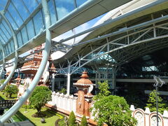 これでバリともお別れです。
デンパサール国際空港は近代的なターミナルです。