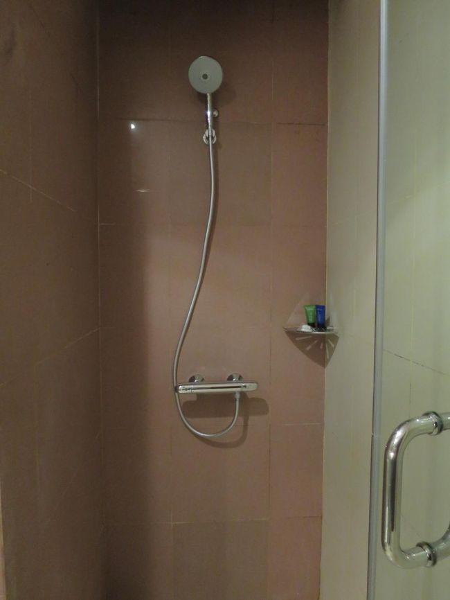 シャワー。では荷ほどきと。って、ボストンどこでしょう？ないですが。。。私の着替え。。。やべっ、機内の棚に忘れてきた。。。明日空港に取りに行くのは面倒だから、服は現地調達して、帰り空港で荷物をもらって帰ろう