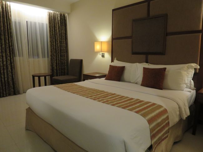 マナド空港に到着後、優先タグ効果で荷物をピックし、アストン　マナドまでタクシーでびゅーっと