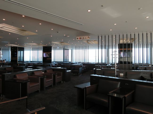 そして本番の7/15。チェックインすると、1つあたりの荷物が23ＫＧ超えてるので分けてといわれ、、、お洋服をボストンに入れ、２個お預け。これが後々のトラブルになるともその時は知らず(笑)<br /><br />そして目指すはANAラウンジ。母上は餌を求めウロウロ(笑)私は朝カレー。でもカレーおいて、ﾋﾞｰﾙ注ぎに行ってる間に母上に半分食べられてた（爆）