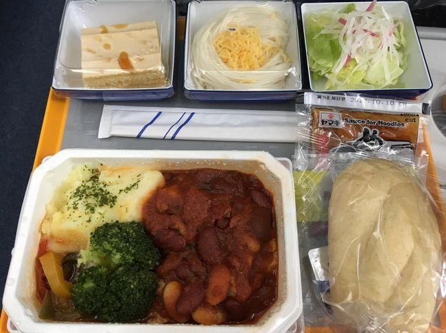 機内では最後の洋食をゲット。和食だとおかずしか食べれないので。。<br />で、食べると、冷たい。。。CAさんに温めてとお願いしたけど、たいして温まってなかったＷＷＷ