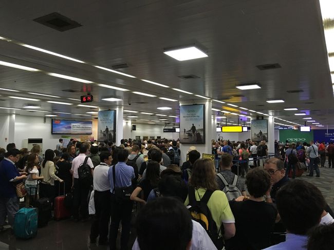 無事ジャカルタについたものの、入国がこんな。。。ANAの服を来た人捕まえて、聞いたけど、間に合うから大丈夫と。そしたら、目の前のKITASレーンが解放、やっほ～、あっさり入国。<br /><br />でも荷物は、羽田で優先タグをつけ忘れたようで、出てこない。。。さらに乗り継ぎを手伝ってくれるANAの職員いない。。。