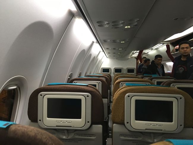 空港でTELEKOMSELの10ＧSIMを無事ゲットし、機内へ。ここで、ボストンバッグは上の棚に。<br /><br /><br />