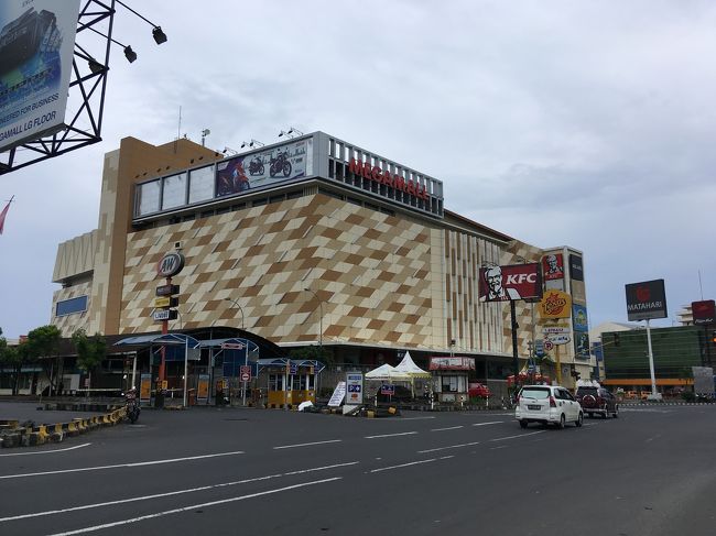 そしてお目当てのマタハリデパート。ここで３枚１０００円のＴシャツと下着調達。これでなんとかやり過ごせる
