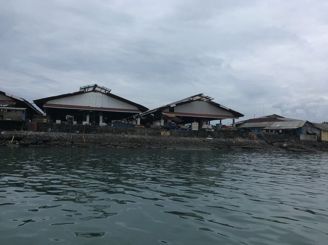 お迎えは13：45なので、ﾋﾞｰﾙ飲んでたら13：20にお迎えにきた。。。<br /><br />港まで移動し、ボートへ。バイバイ、マナド港<br />