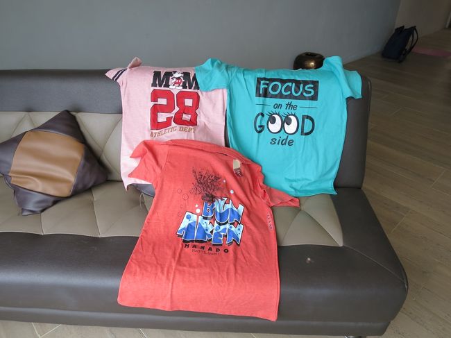 そしてマタハリデパートでセール品の中から掘り当てたＴシャツたち。ミッキーのは帰ったら洗濯して妹様にあげてしまおう