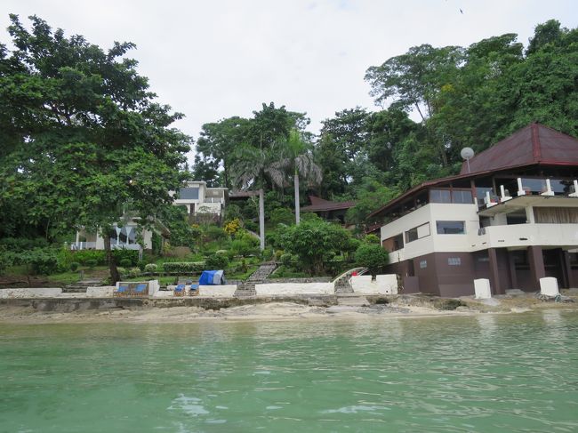 ボートに揺られること１時間、やっとついた、ブナケン島