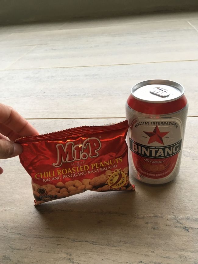お部屋に戻って、マナドで１本８０円で仕入れた激安ビンタンを。冷蔵庫ないので常温ﾋﾞｰﾙ(笑)インドネシアでまずビンタン１本８０円で買えないので我慢しま～す