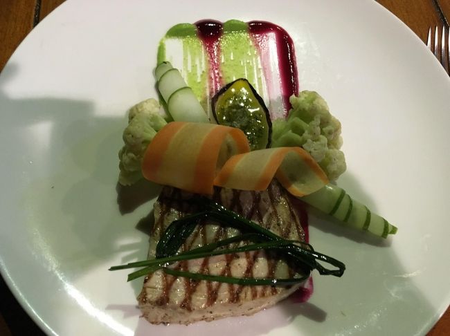 そしてディナー。こちらのお宿はフルボード。なんともおしゃれなお料理が出てきました。うまうま～