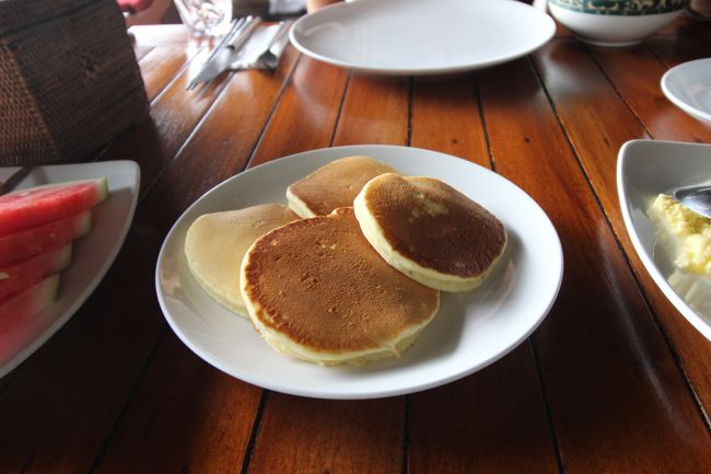 パンケーキとパンも。パンケーキはふわふわで絶品