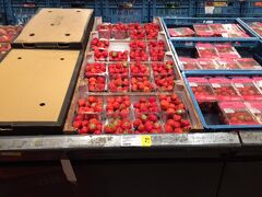 ブリュッセルに着いてからはスーパーでお買い物♪
いちご１パックひとりでこんなに食べられないけど、いちごのすごく甘い匂りが食欲をそそり１パック買っちゃいました！