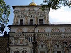 これはトロイツキー聖堂
白と金色で、これも美しい。

