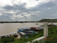 16:05
着いた！【トンレサップ 湖(TONLESAP LAKE)】です。“トンレ”が”川”、“サップ”が”淡水湖”という意味らしいです。インドシナ半島最大の淡水湖で、面積は乾季だと琵琶湖の3倍。そして雨季にはなんと10倍にもなるそうです。