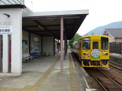 ９年前、この先加津佐駅までの区間が廃止になった。

当初はこの駅も廃止になる予定だったが、地元の要望によりこの駅までが存続になった。
おかげで、船から容易に乗り継ぐことができる。