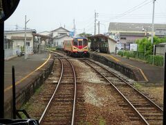 多比良町（たいらまち）駅。旧国見町の中心駅。
下り急行列車とすれ違い。といっても急行料金は取られない。
この車両、かつての島原鉄道車両の復刻版塗装。通称「赤パンツ」。
