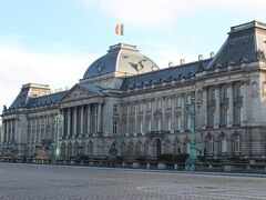 帰りは王宮の前で降りてみました。
ベルギーの国旗が風になびいていますね。
王宮の屋根に国旗が掲揚されている時は、国王がベルギー国内にいらっしゃるのだそうです。

ベルギー王宮は夏の間は見学が可能。
その昔、入った事がありますが、ベルサイユ宮殿並みの美しい「鏡の間」に圧倒されました。

夏期のみ見学可能。
詳細はＨＰにて。

https://www.monarchie.be/en#home

http://open.monarchie.be/←王宮と植物園の開館情報はこちらから