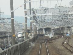 間もなく静岡に到着…左側には新幹線が停車中