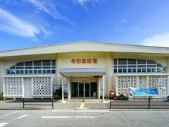 与那国島に行くには・・・

Dr.コトーでは、島に行く手段が船しかない設定でしたが、与那国島には空港があって、石垣島から一日3便、那覇から一日1便の飛行機が出ているので、行くのはそれほど大変ではありません（それ以外の手段は、週2便の石垣島からのフェリーのみ）。